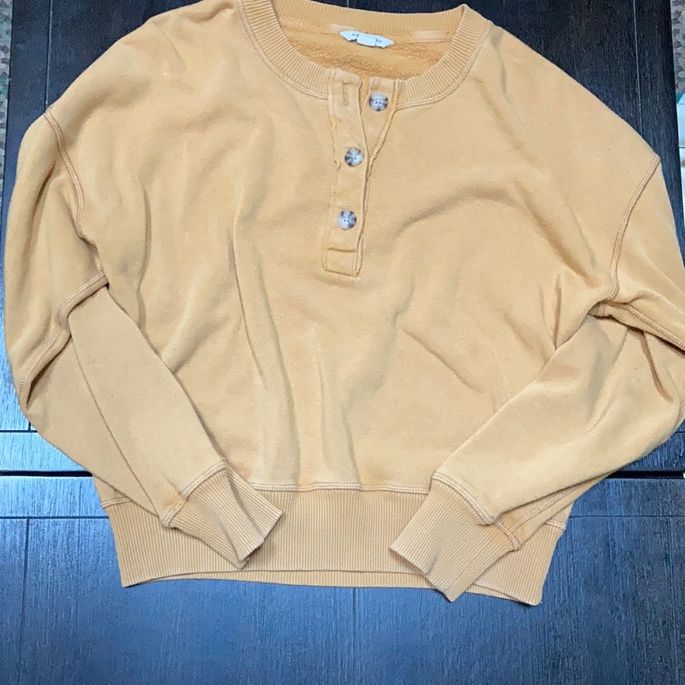 Women’s cropped pull-over sweatshirt.